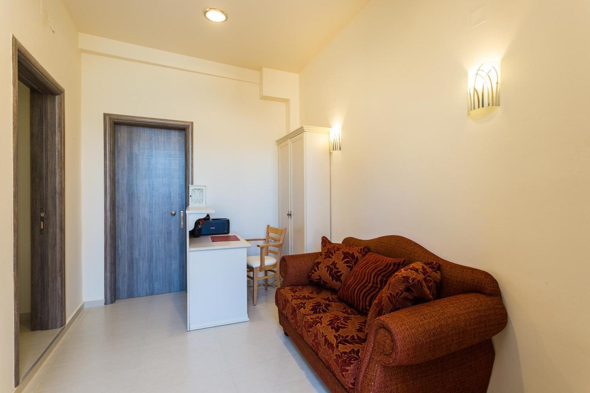 Polyxenia Suites 罗希姆诺 外观 照片
