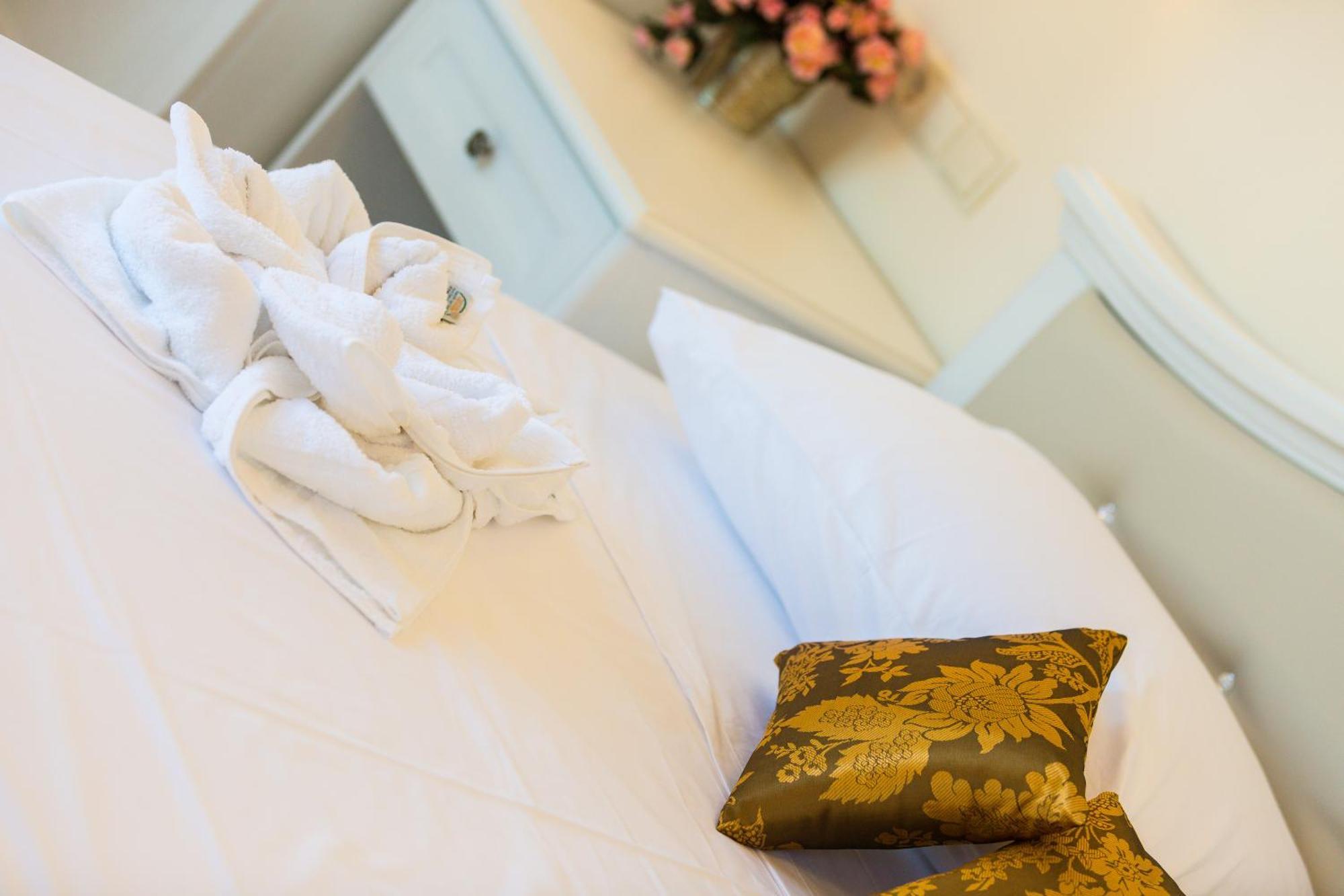 Polyxenia Suites 罗希姆诺 外观 照片