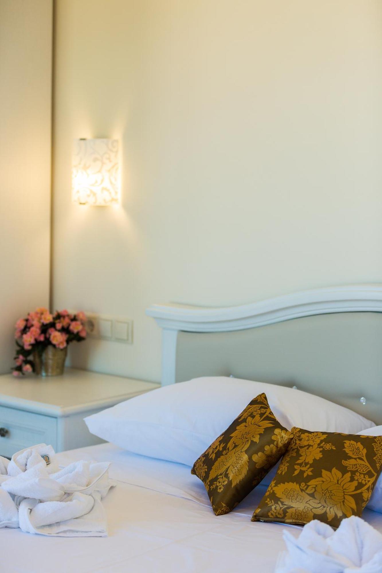 Polyxenia Suites 罗希姆诺 外观 照片